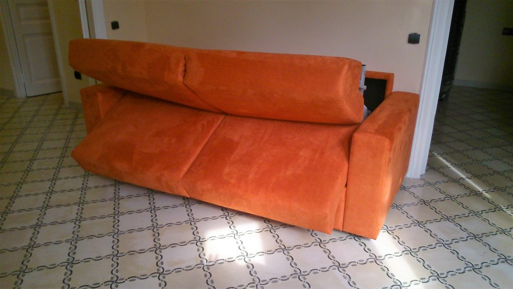 sofà llit taronja semi obert