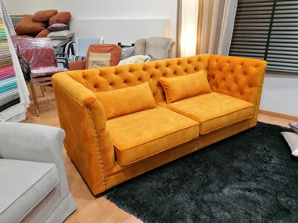 Sofá estilo Chester de color naranja
