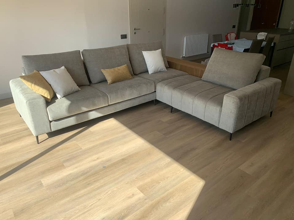 Sofá con mueble integrado